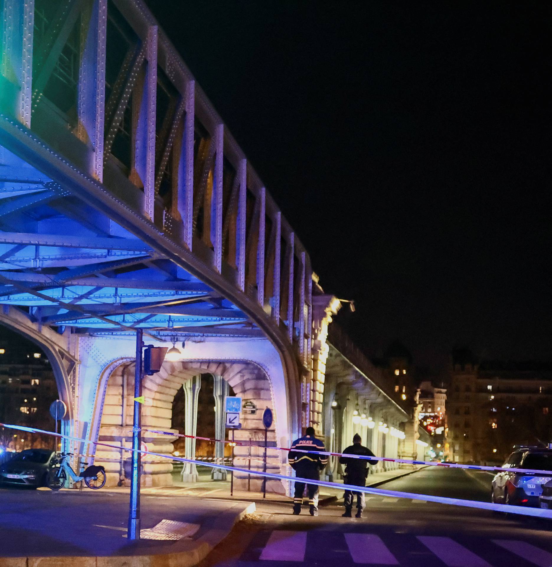 Assailant attacks passersby in Paris