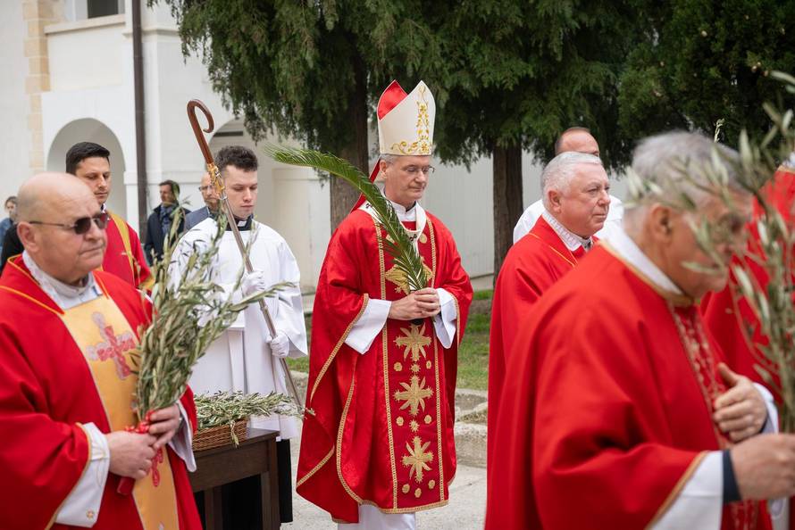 Zagrebački nadbiskup mons. Dražen Kutleša predvodio je euharistijsko slavlje i obred na blagdan Nedjelje Muke Gospodnje