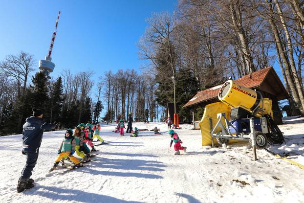 Zagreb: Građani uživaju na Sljemenu gdje su otvoreni Bijeli i Zeleni spust