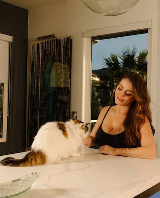 FOTO Fotke u tabloidu otvorile su joj vrata filmova za odrasle