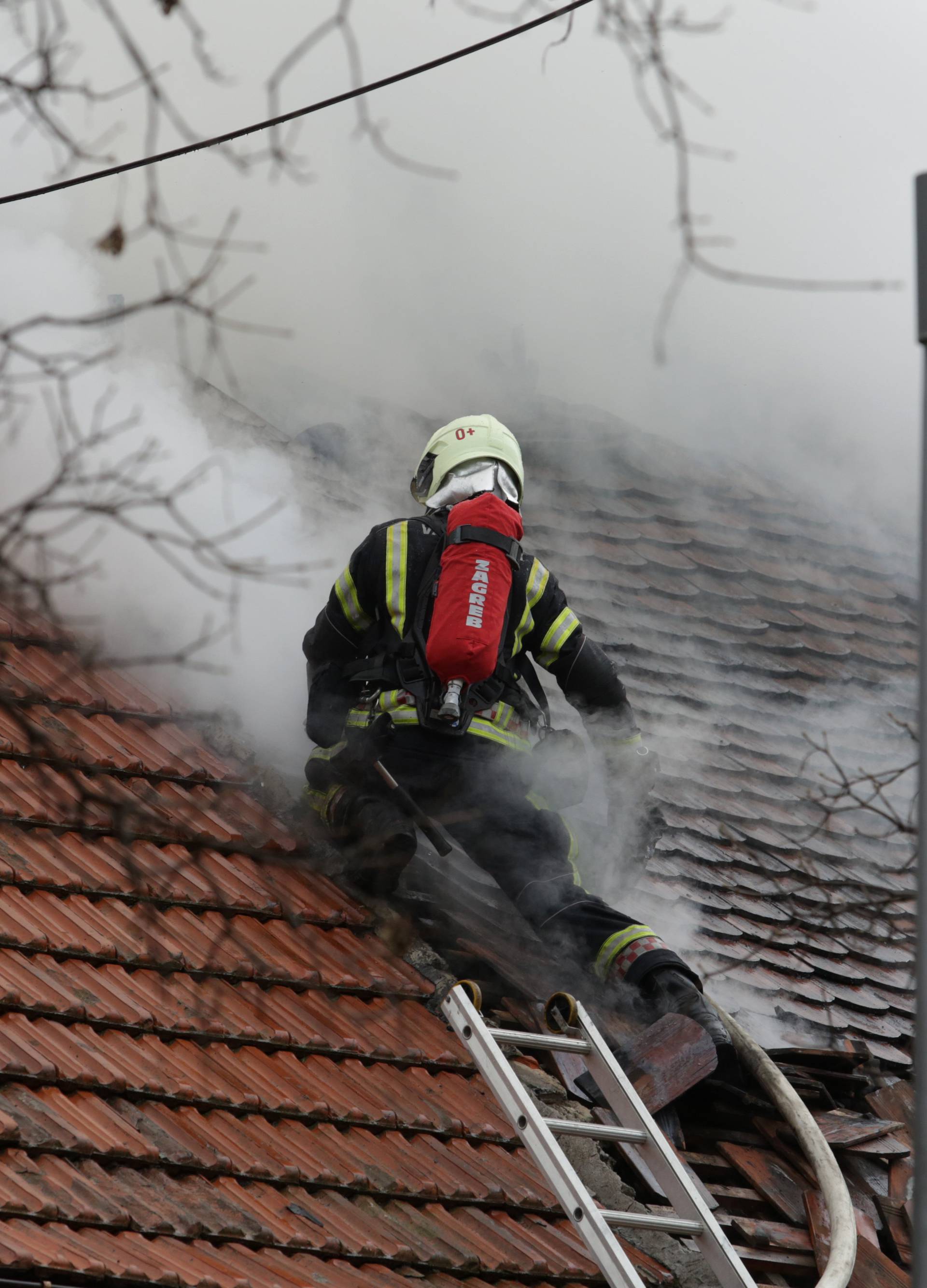 Zagreb: Gorio krov u Petrovoj ulici, gasitelji izvukli čovjeka