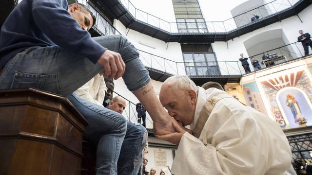 March 30, 2018 : Pope Francis washed the feet of 12 prisoners Christians, Muslims and one Buddhist at the Mass of Our Lord's Supper on Easter Holy Thursday afternoon at Regina Coeli prison in Rome.