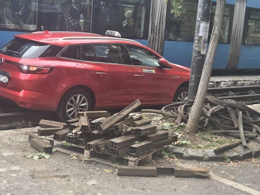 VIDEO Kaos u Zagrebu: Jedan taksi zapeo među šinama na Branimirovoj, a drugi u Dubravi