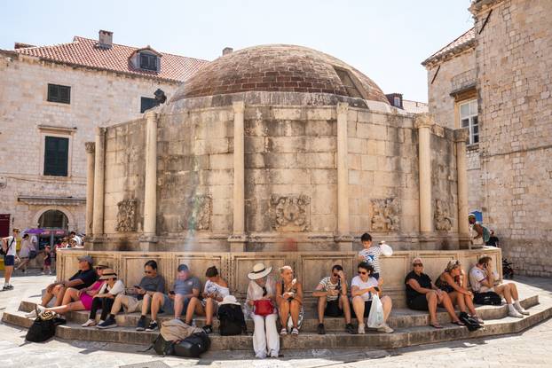 Dubrovnik pun turista unatoč toplinskom valu