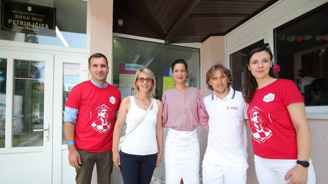 Zaposlenici Coca-Cole u društvu Luke Modrića uručili donaciju za dječji vrtić u Petrinji