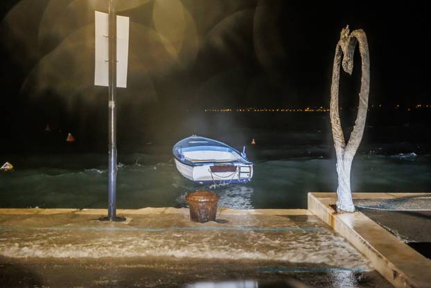 Kaštela: Olujno jugo i plima opet potopili Donja Kaštela