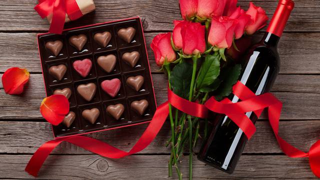 Darovi za Valentinovo: S vinom i čokoladom nećete pogriješiti!