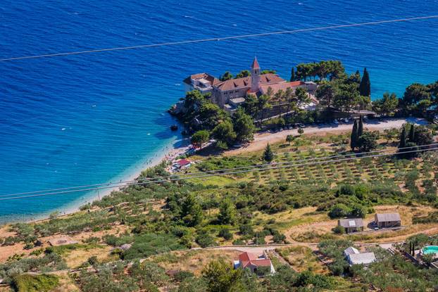 Bol: Ljetni ugođaj na plaži Martinica 