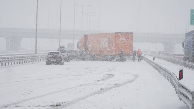 Nekoliko sudara na autocesti Zagreb - Beograd uslijed snijega i vjetra 