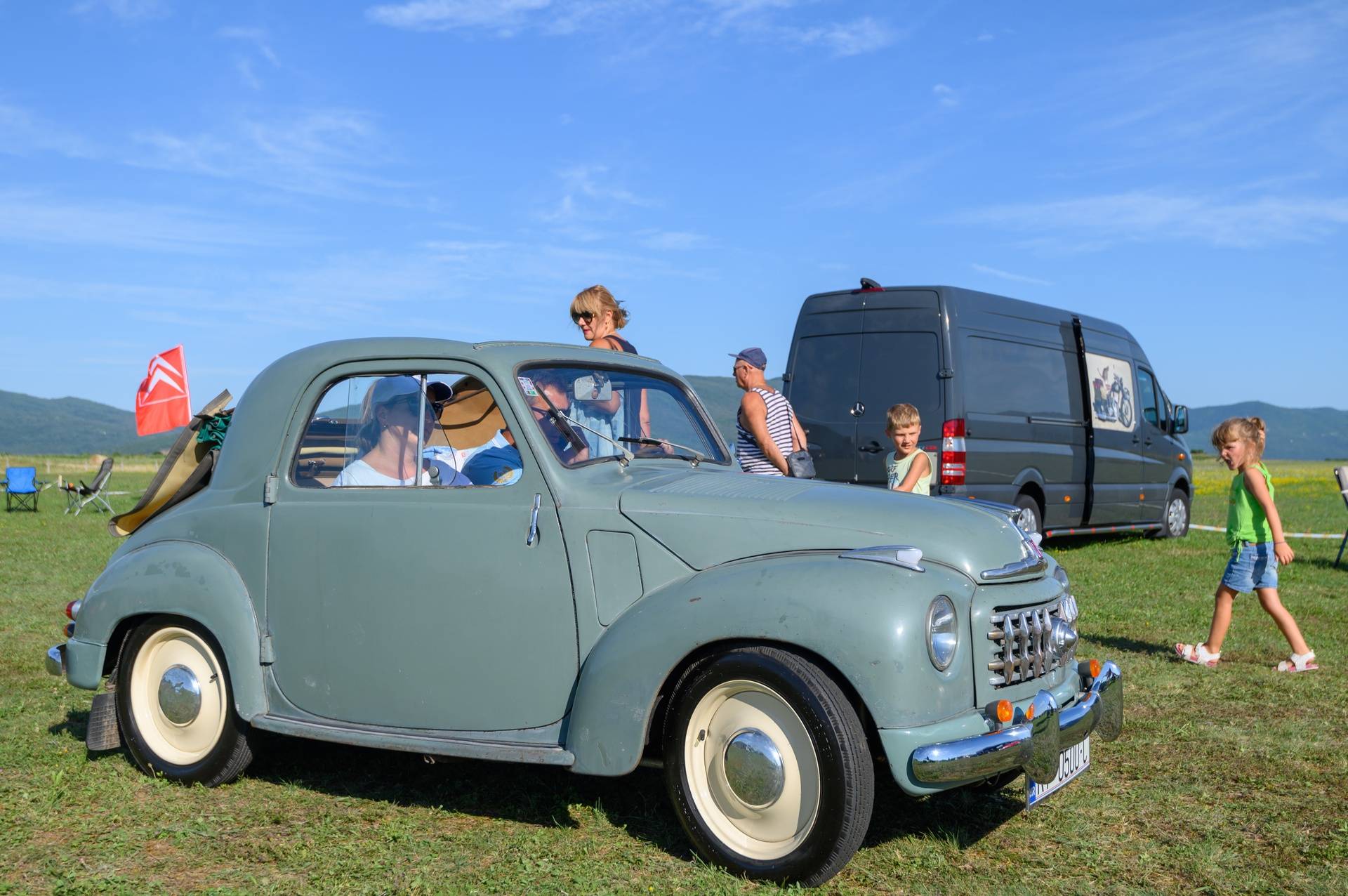 Okupljanje ljubitelja oldtimera na sportskom aerodromu u Otočcu