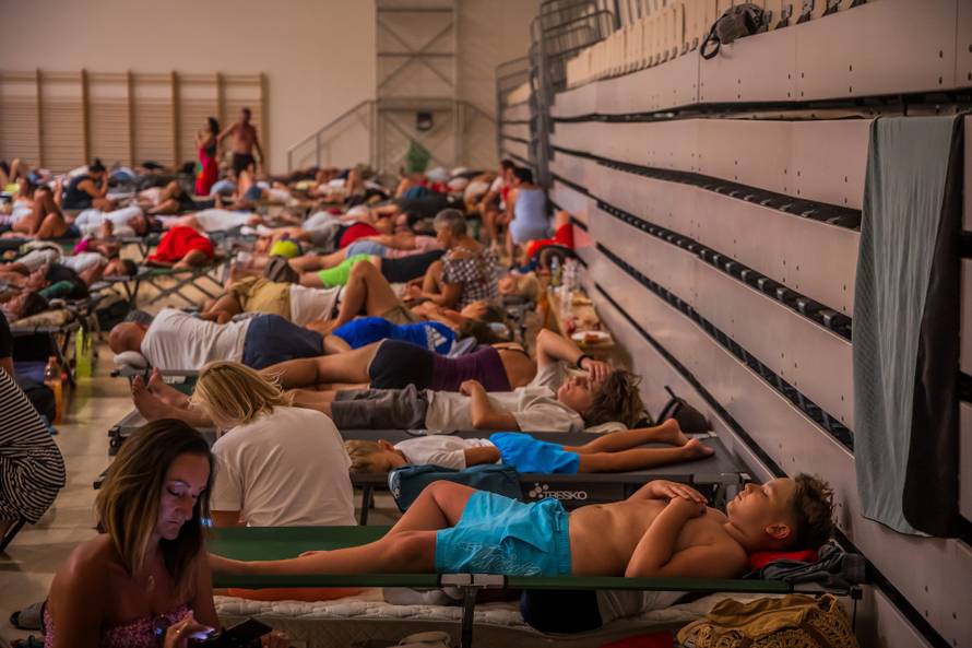 Omis:  Prihvatni centar u sportskoj dvorani Ribnik.