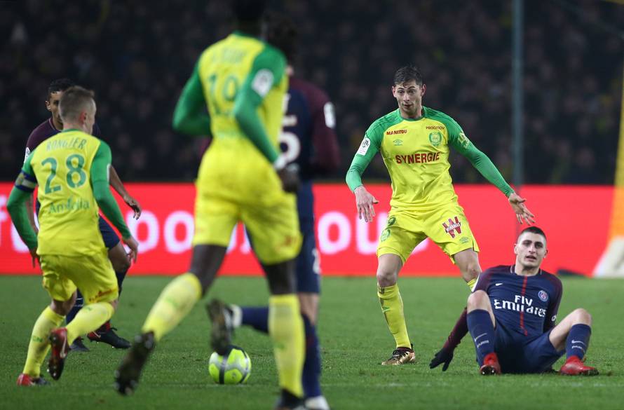 Paris Saint-GermainÃs Marco Verratti in action with Nantes' Emiliano Sala