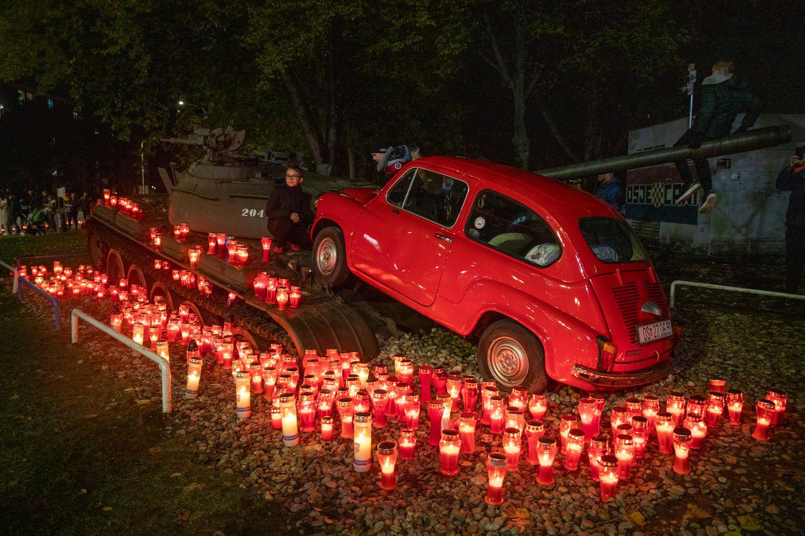 Osijek: Kod crvenog fiće koji gazi tenk zapaljene svijeće u sjećanje na Vukovar