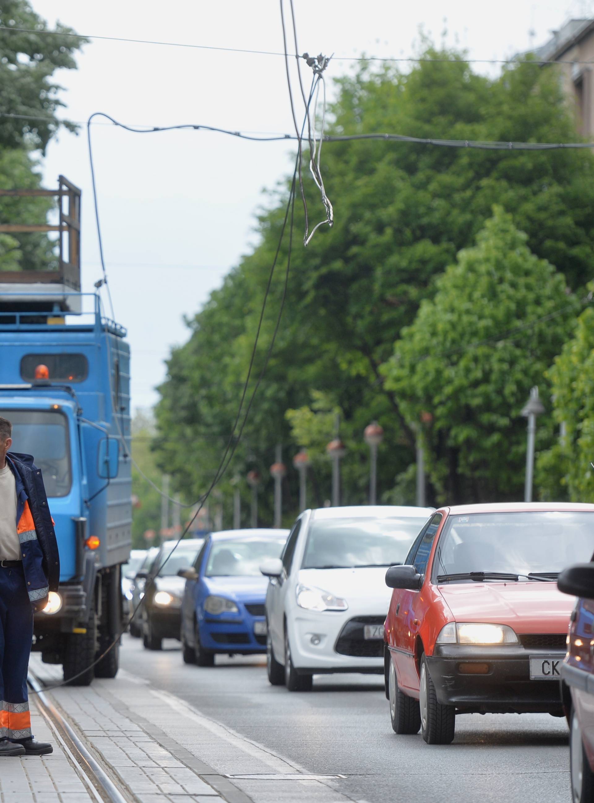 Pravi kaos u Zagrebu: Potrgao je tramvajske žice, sve je stalo