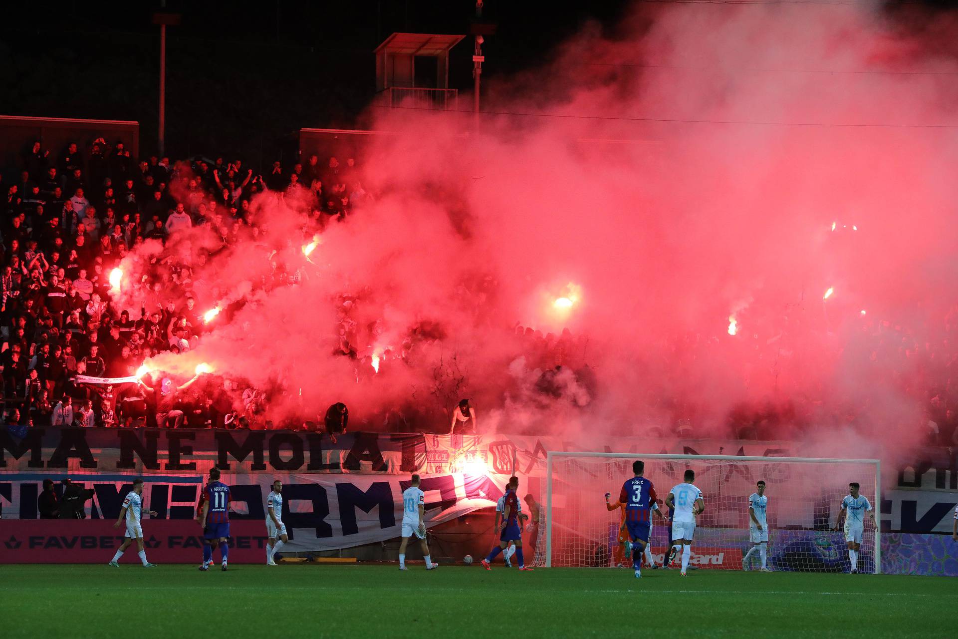 Rijeka: Bakljada tijekom utakmice Rijeke i Hajduka