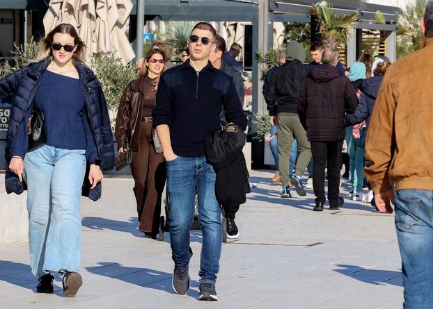 Zubato sunce u Splitu izmamilo je brojne šetače