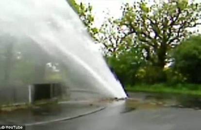 Engleska: Pukla cijev nasred ceste i zalila sve okolne kuće