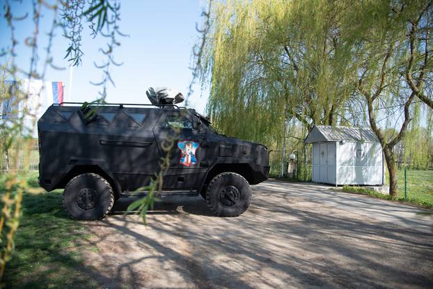 Bakinci: Oklopno vozilo i pripadnici specijalne antiteroritičke jedinice na imanju Milorada Dodika