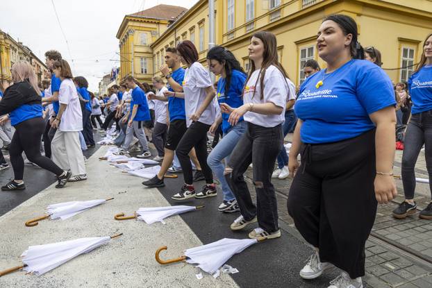 Osječki maturanti unatoč lošem vremenu plesali quadrillu u centru grada