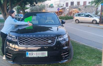Bahato! Netko iz Slovenije je parkirao Range Rover u parku na Krku: 'Pomozite, tražimo ga'