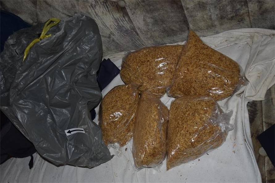 FOTO Policija kod muškarca (52) u Čepinu pronašla gotovo 23 kilograma ilegalnog duhana