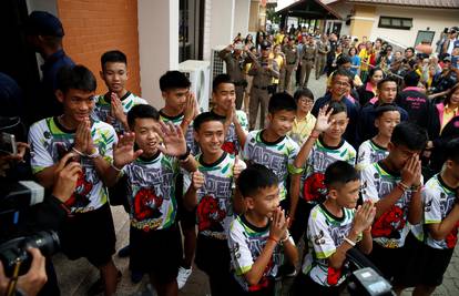 Dječaci spašeni iz tajlandske špilje vratili se u svoju školu