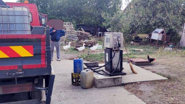 Srbin u dvorištu kuće izgradio benzinsku postaju: Policija mu upala dok je točio 'kupcu'