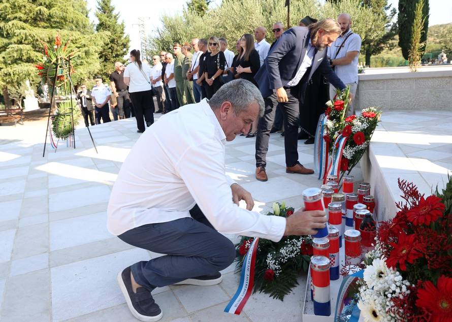 Šibenik: Položeni vijenci i zapaljene svije?e povodom obljetnice Oluje