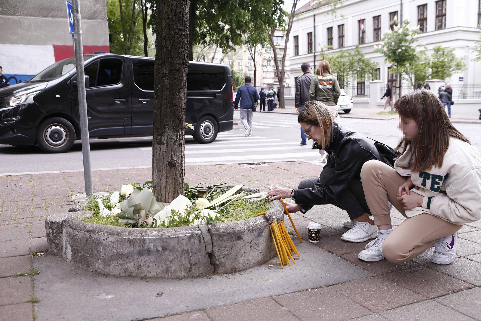 Beograd: Građani polažu cvijeće te pale svijeće ispred škole gdje je jučer učenik ubio devet osoba