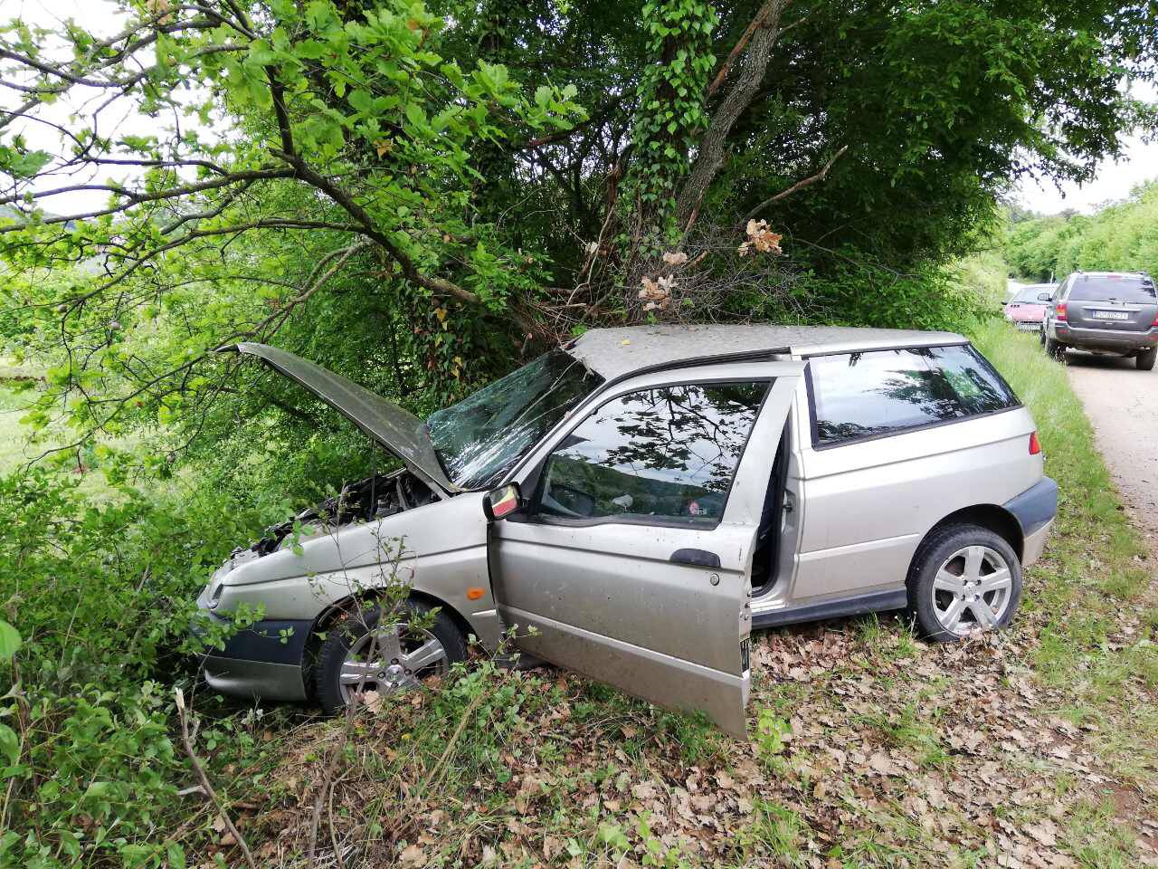 Auto sletio s ceste i udario u stablo, vozač završio u bolnici