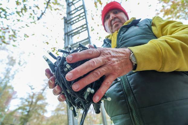 Zagreb: Zasvjetlile prve adventske lampice u parku Zrinjevac