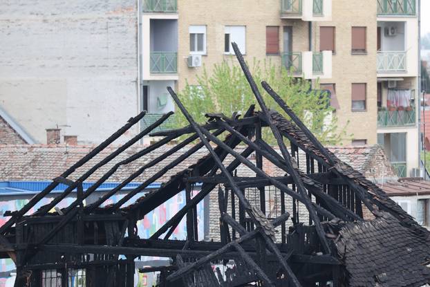 Osijek: Očevid jučerašnjeg požara na barakama uz prugu