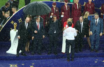 Tako da uvijek zna gdje mu je: Hrvati poslali Putinu kišobrane