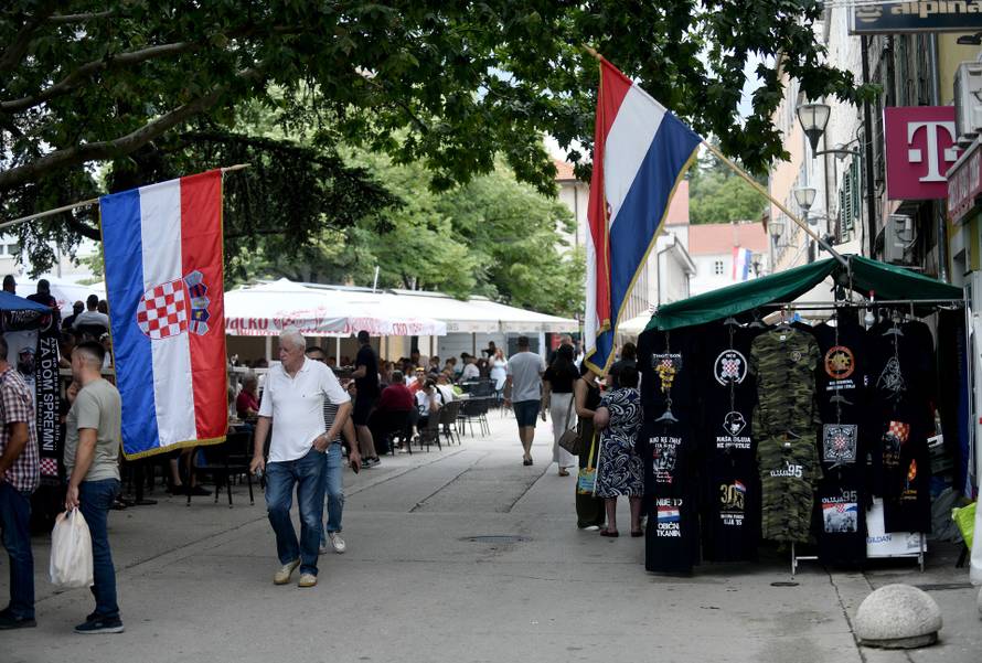Sinj: Okupljanje ljudi u Sinju uoči 310. Sinjske alke