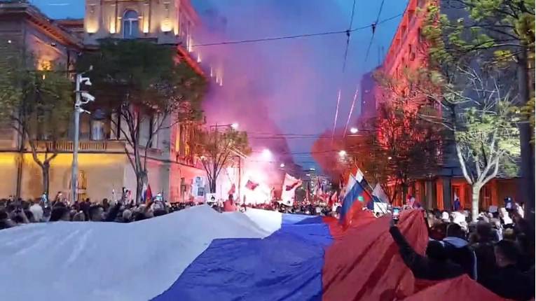 Prosvjed podrške Rusiji u Srbiji: Nosili su Putinovu sliku, pjevali rusku himnu i vrijeđali Vučića