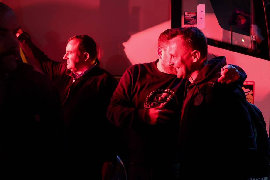 Zagreb: Navijači Dinama dočekali igrače ispred stadiona u Makisimiru nakon pobjede u derbiju protiv Hajduka