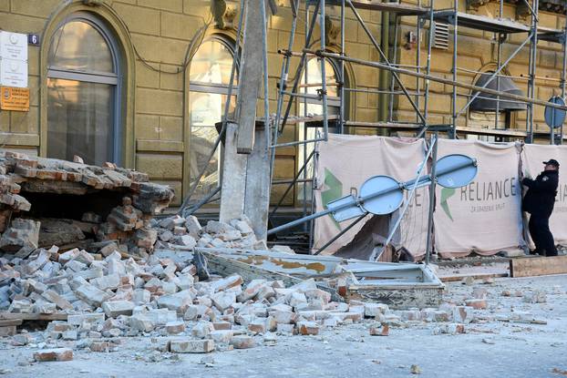 Urušio se zid zgrade u centru Siska, ozlijeđena su dva radnika