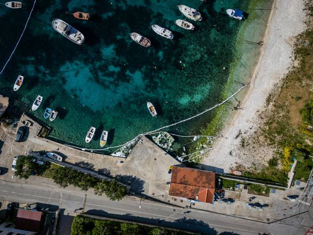 Fotografije iz zraka onečišćenja mora na Hvaru