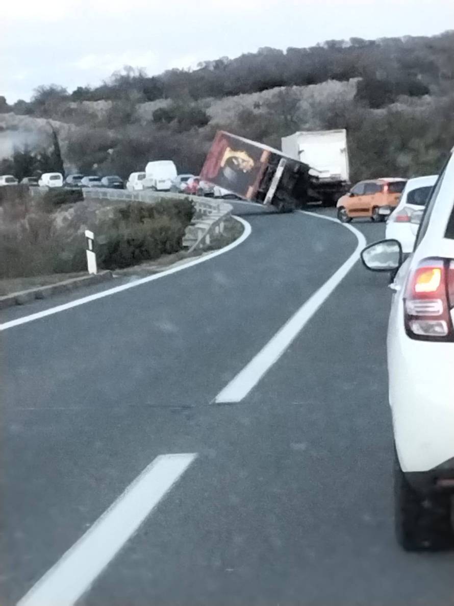 FOTO Spašavali kamp kućicu dok je bura udarala 150 na sat, a onda se prevrnula još jedna