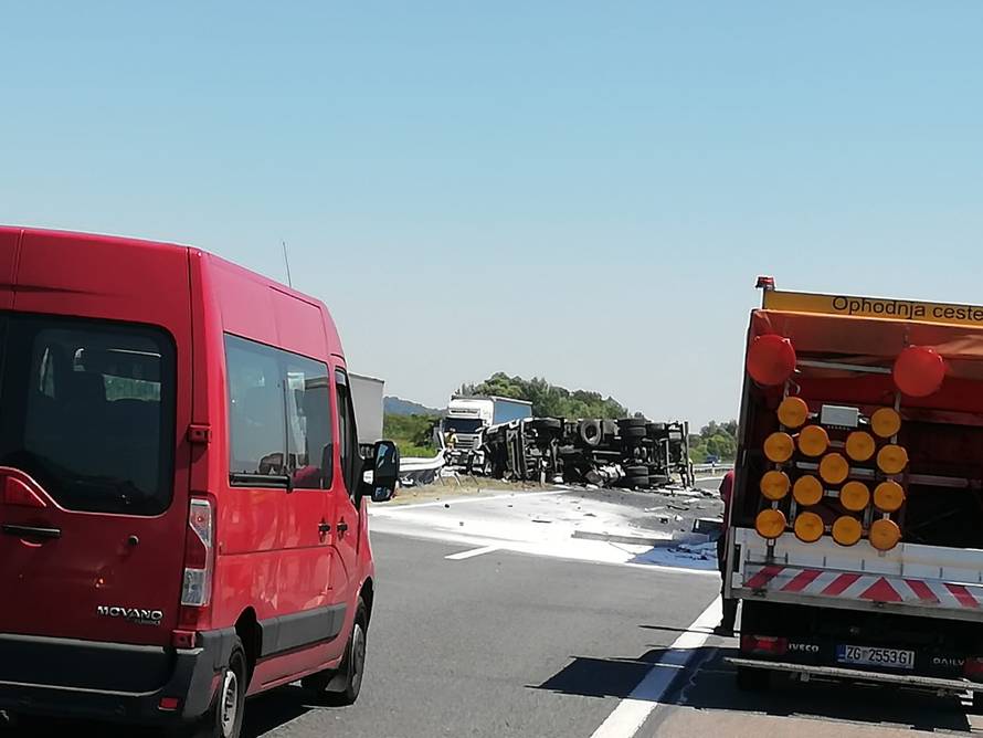 Strašne fotografije: Sudarili se kamioni, jedan probio ogradu