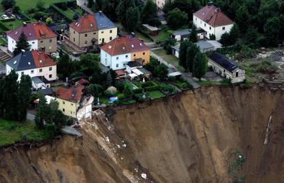 Urušila se obala, u velikom krateru nestalo troje ljudi