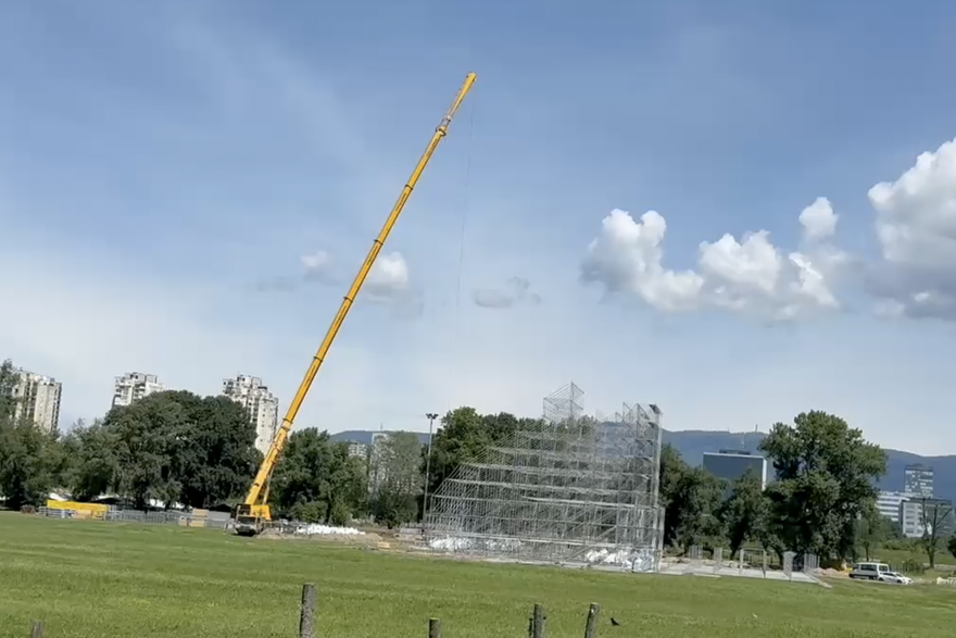 Photo see what the jets on the hippodrome look like: set up a construction, more and more machines …