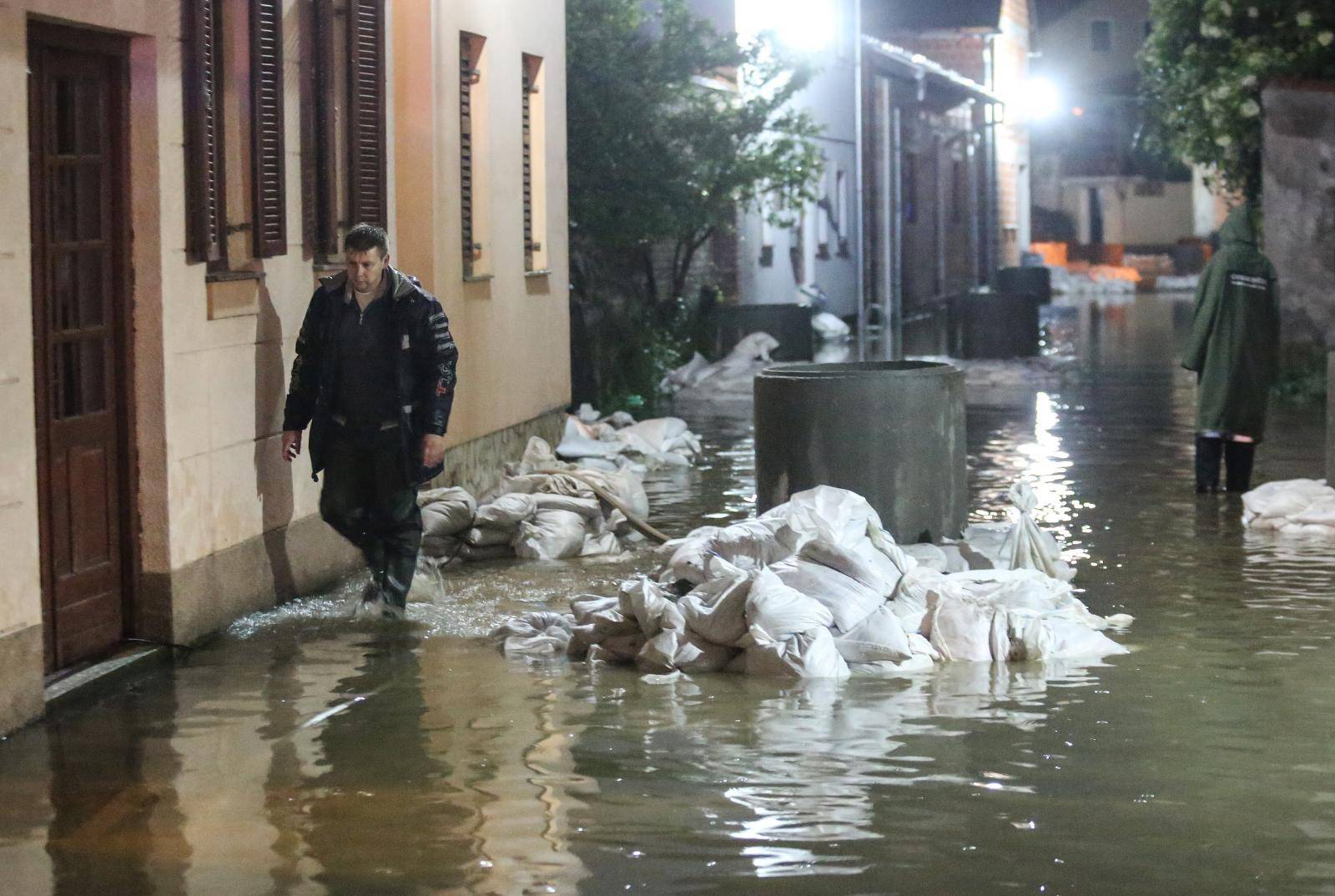 U noÄnim satima mjeÅ¡tani Kostajnice nastavljaju borbu s rijekom Unom