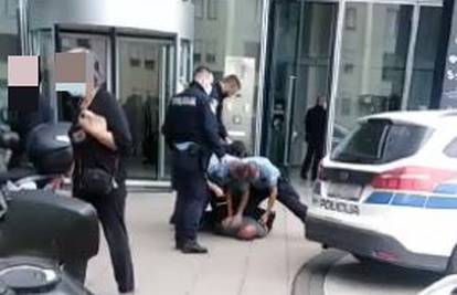 EKSKLUZIVNI VIDEO 'Policajci su ga držali na podu, on se derao. Ispred su bile djelatnice banke'