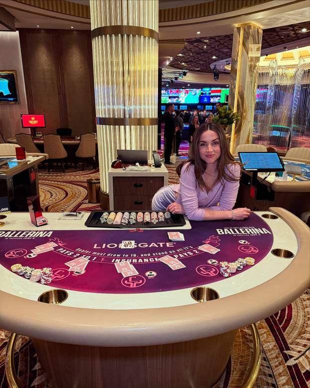 FOTO Zvijezda Hollywooda je zavirila u garažu Ferrarija. A mehaničari u njezin dekolte