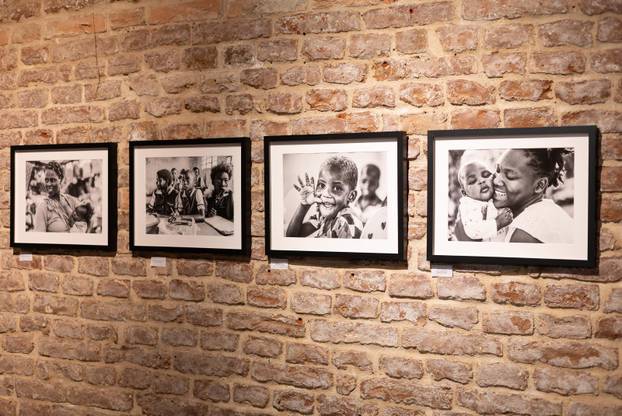 Osijek: Svečano otvorenje izložbe fotografija fotoreporterke Pixsella Emice Elveđi "Srce za Afriku"