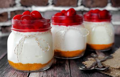 Prefini cheesecake s višnjama koji se poslužuje u staklenkama