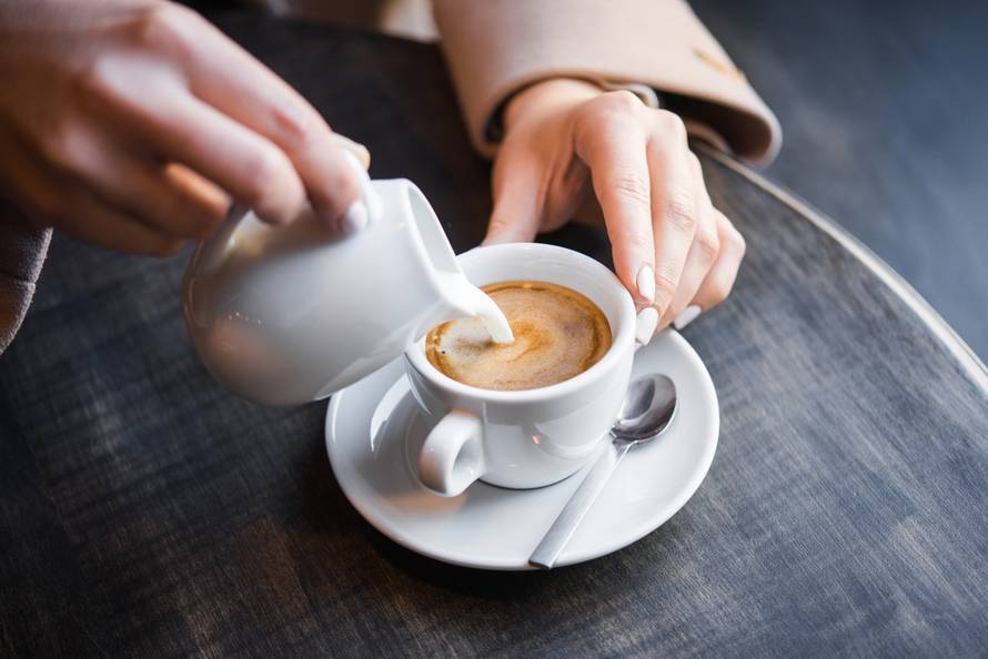Trebamo li šećer i/ili mlijeko stavljati u kavu? Evo odgovora