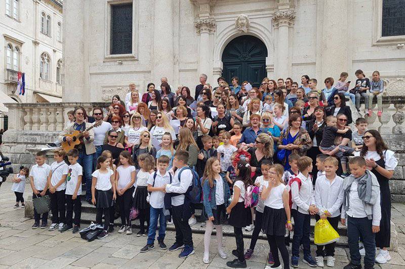 Dubrovčani su se okupili i uz pjesmu oprostili od Đele Jusića