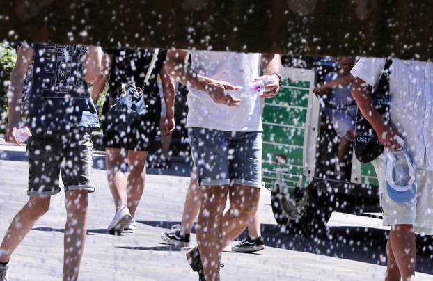 Split: Građani i turisti provode vrijeme u hladovini i traže osvježenje u fontanama